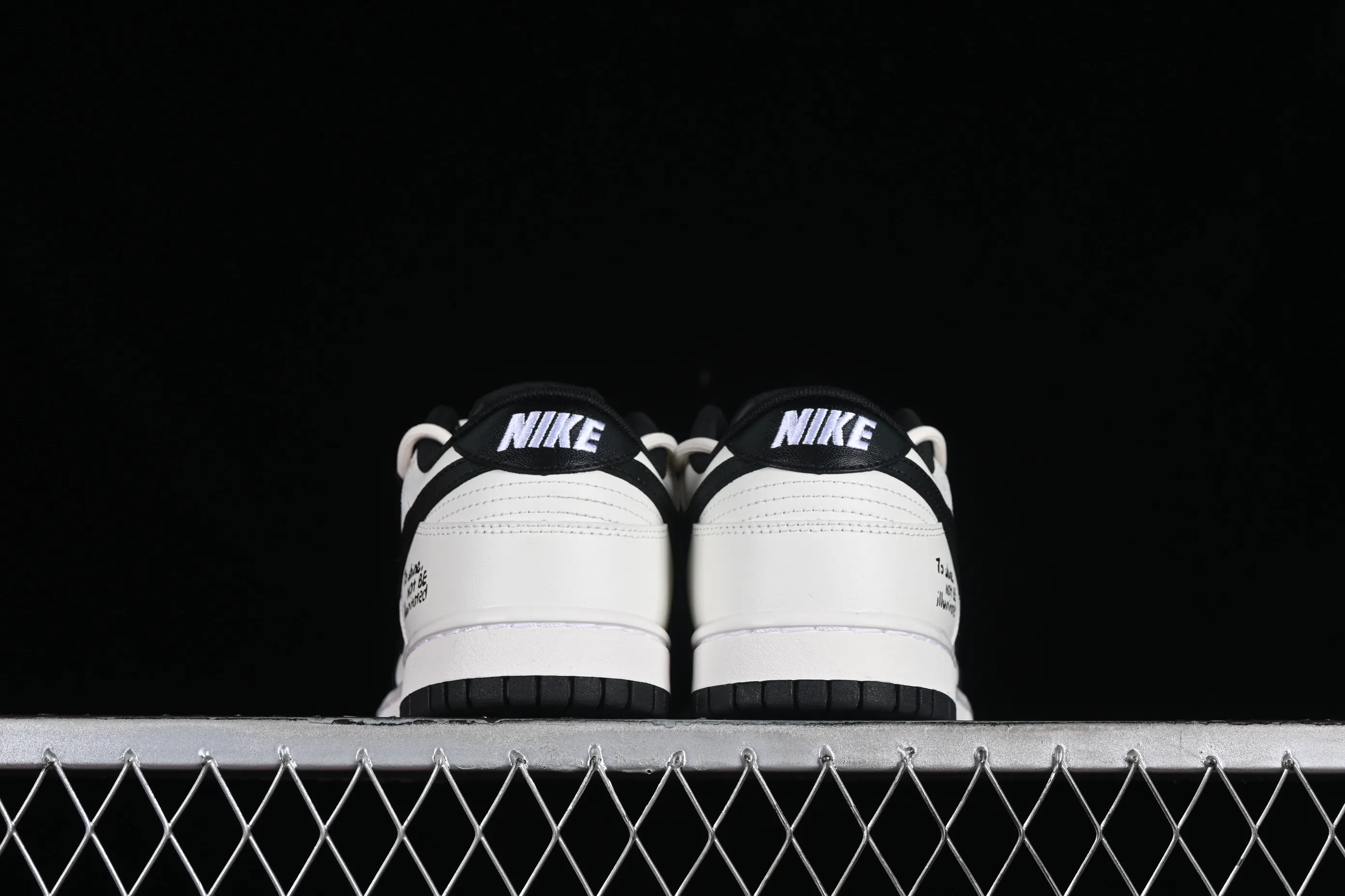 All Categories Nk SB Dunk Series Nk SB Dunk Low Low-top sneakers Nk Dunk Retro Saml Panda Prank Black and white retro style SB strap low-top casual sneakers DD1391-100